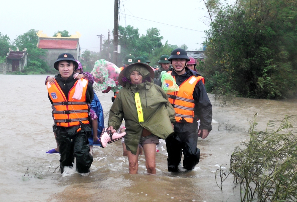 -Cán bộ, chiến sĩ Hải đội 202 (Vùng Cảnh sát biển 2) khẩn trương di dời người dân xã Gio Quang, huyện Gio Linh (Quảng Trị) ra khỏi vùng ngập lụt.